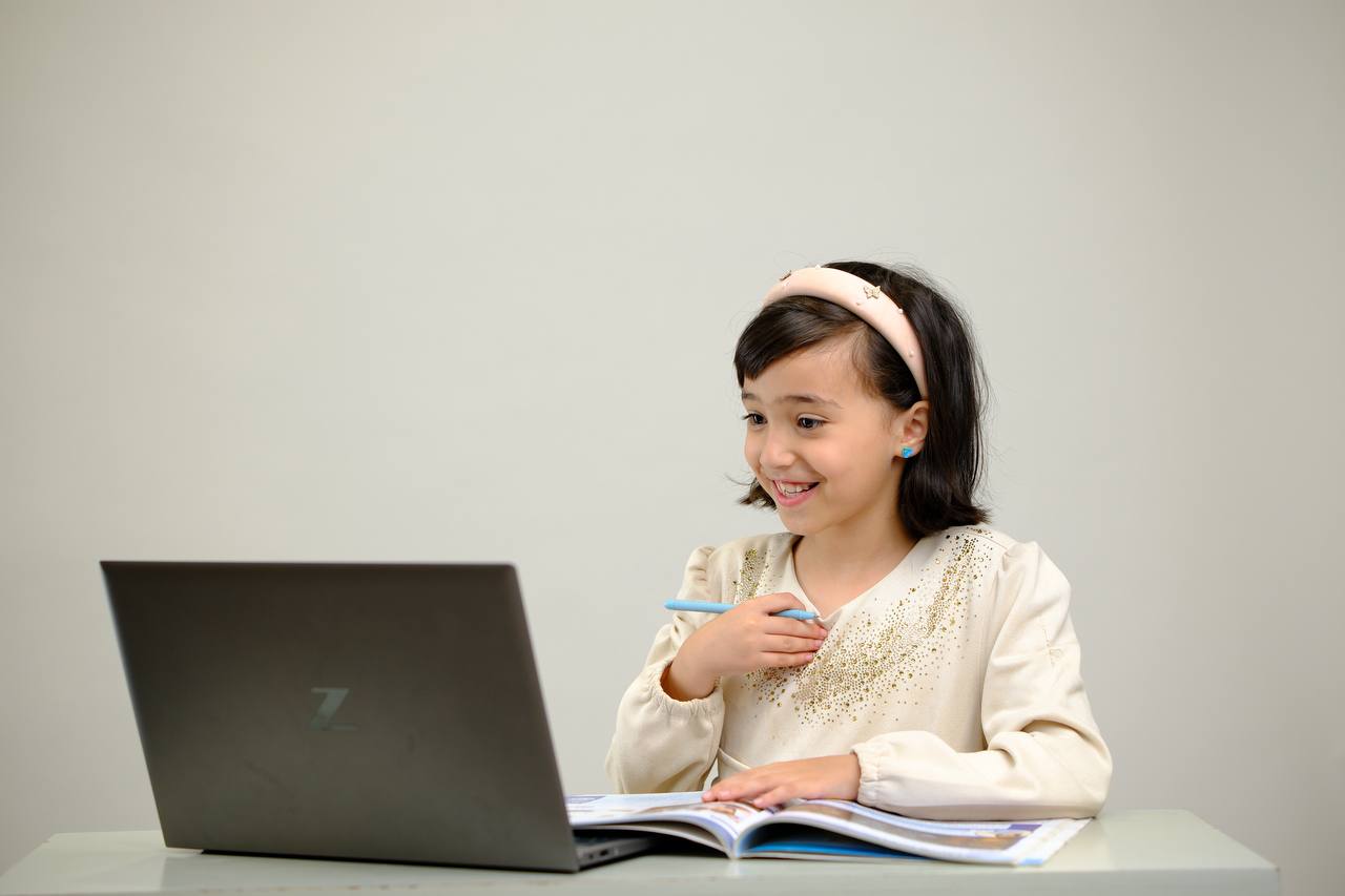 طفلة تحضر حصة إنجليزي مباشرة أونلاين