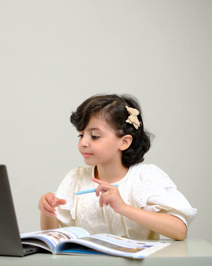 طفلة تتعلم الإنجليزية أونلاين